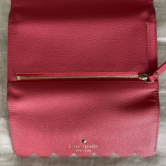 Kate Spade scalloped N183 phone wallet. - Picture 3 of 6